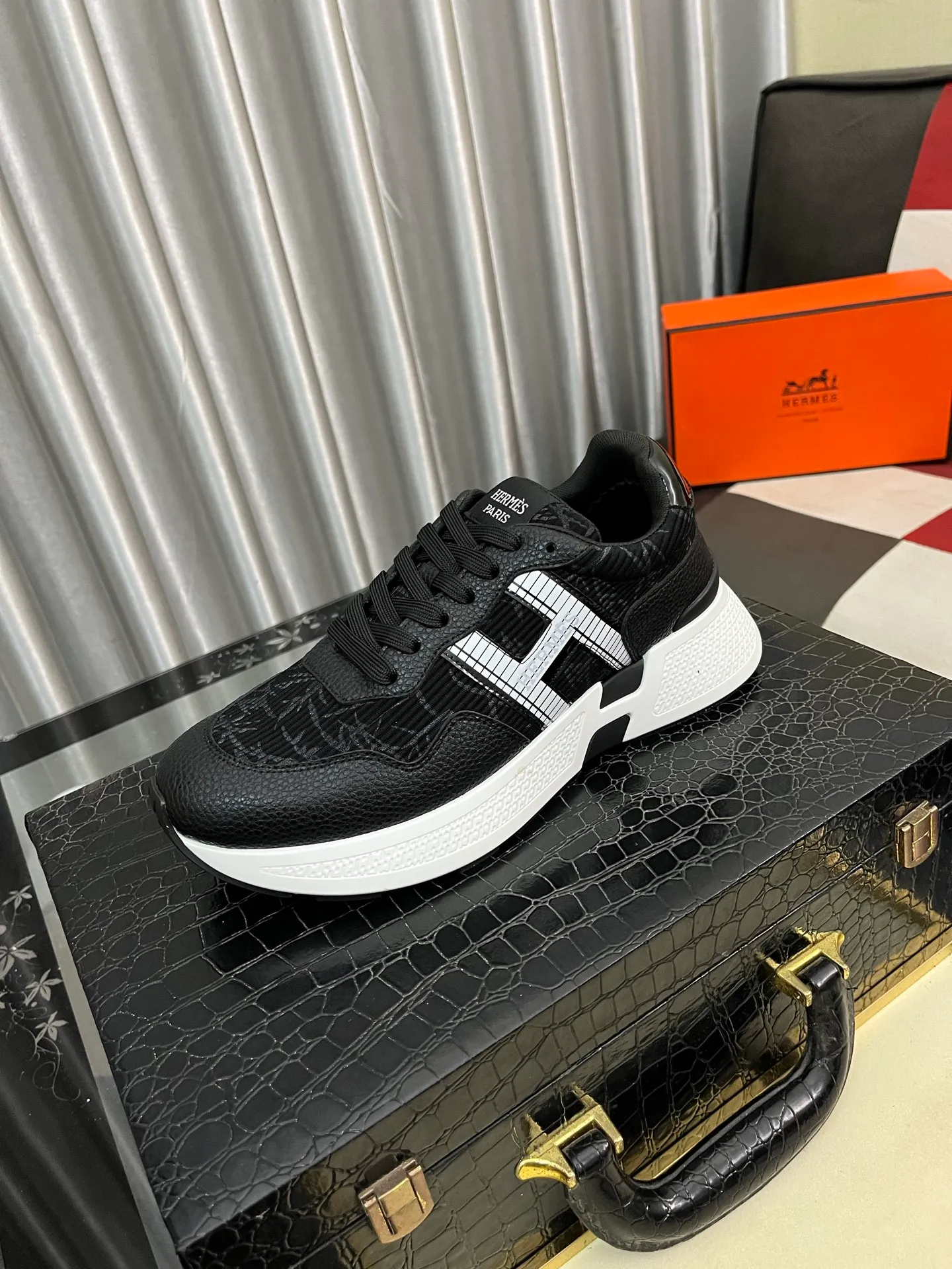 Men's shoes 💰540⌚️⌚️ HERMES/Hermès men's rest sneakers! -High-end quality original casual sports shoes -Upper: high nappa calfskin, forging technology, knitted fabric, shoe brand webbing, injection molded brand logo -Inner: foot pad; water-dyed cowhide -Outsole: ultra-light TPU·rubber; two-color molded outsole -Ultra-high quality control·fine workmanship: highlighted (high-end·luxury·grade) Size: 38-443️⃣Colors available